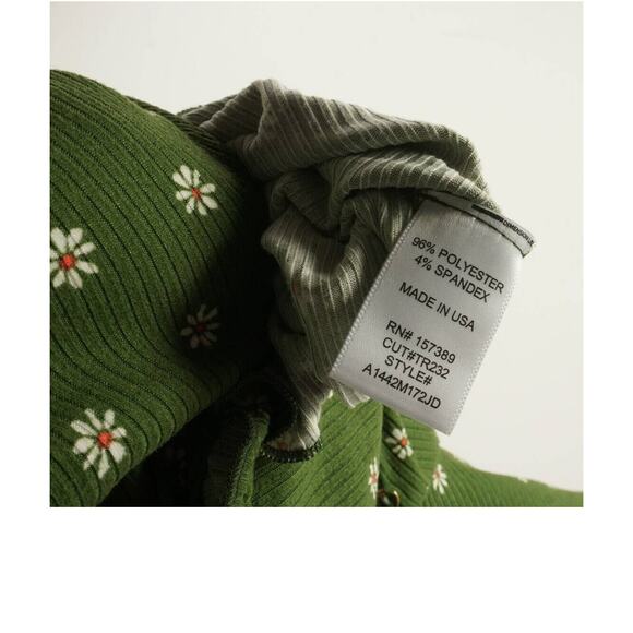 La La Land Creative Co Women's Ruched Crop Top Medium Sage Floral NWT V-Neck - Picture 6 of 7